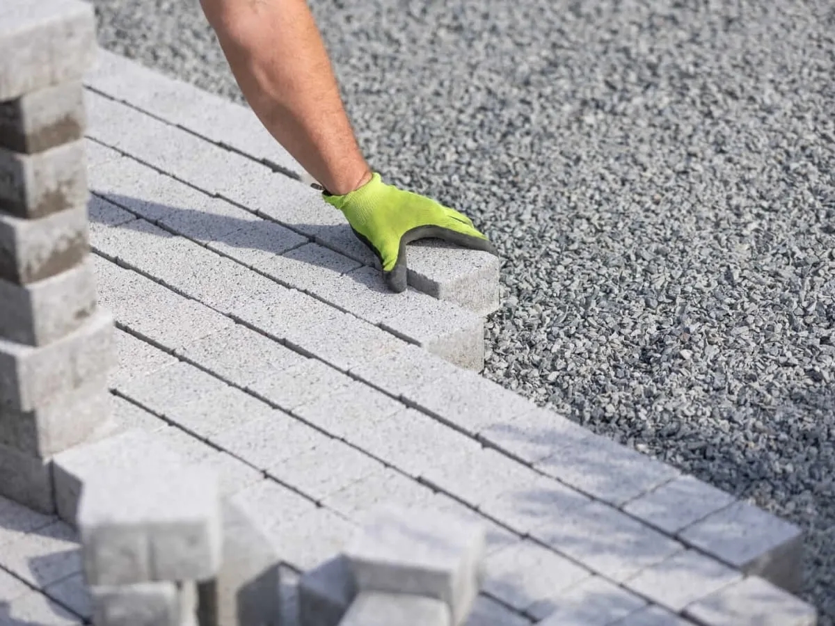 Ile podsypki pod kostkę brukową - uniknij kosztownych błędów w budowie