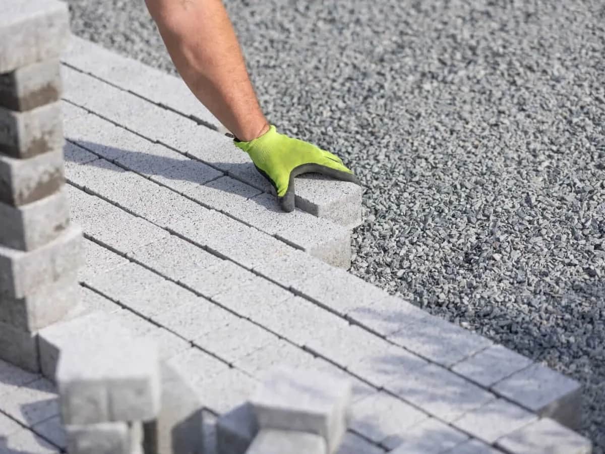 Ile podsypki pod kostkę brukową - uniknij kosztownych błędów w budowie