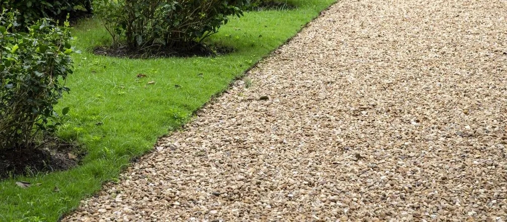 Jak zrobić ścieżkę w ogrodzie ze żwiru - uniknij najczęstszych błędów