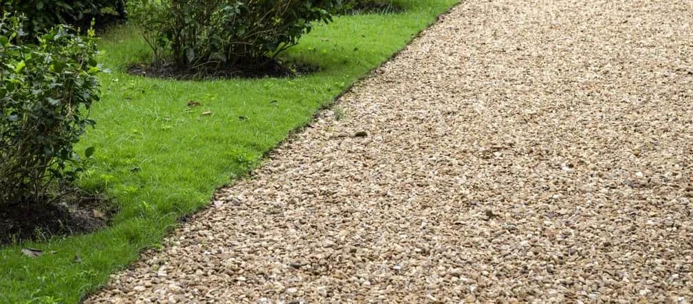 Jak zrobić ścieżkę w ogrodzie ze żwiru - uniknij najczęstszych błędów