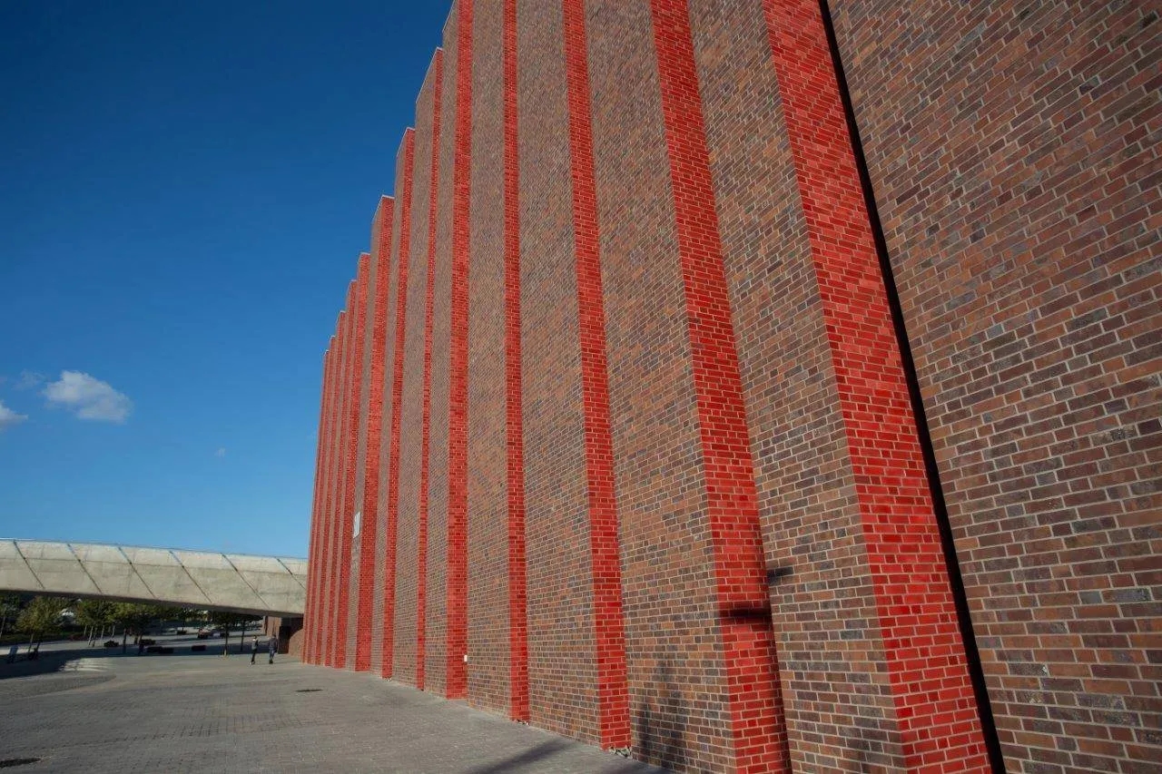 Z czego robi się cegły? Odkryj tajemnice materiałów i procesów