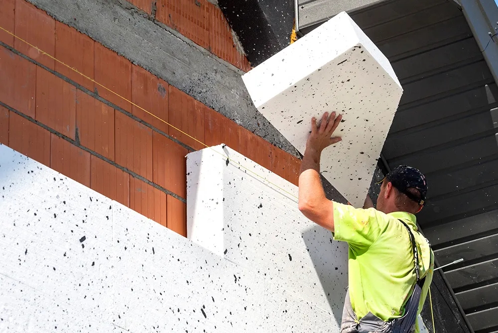 Jak kleić styropian na ścianę: skuteczne metody i tajniki przyklejania