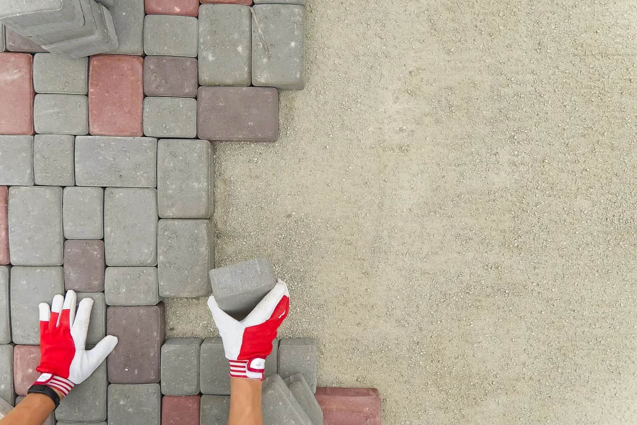Jak położyć kostkę brukową - proste kroki i najczęstsze błędy do uniknięcia