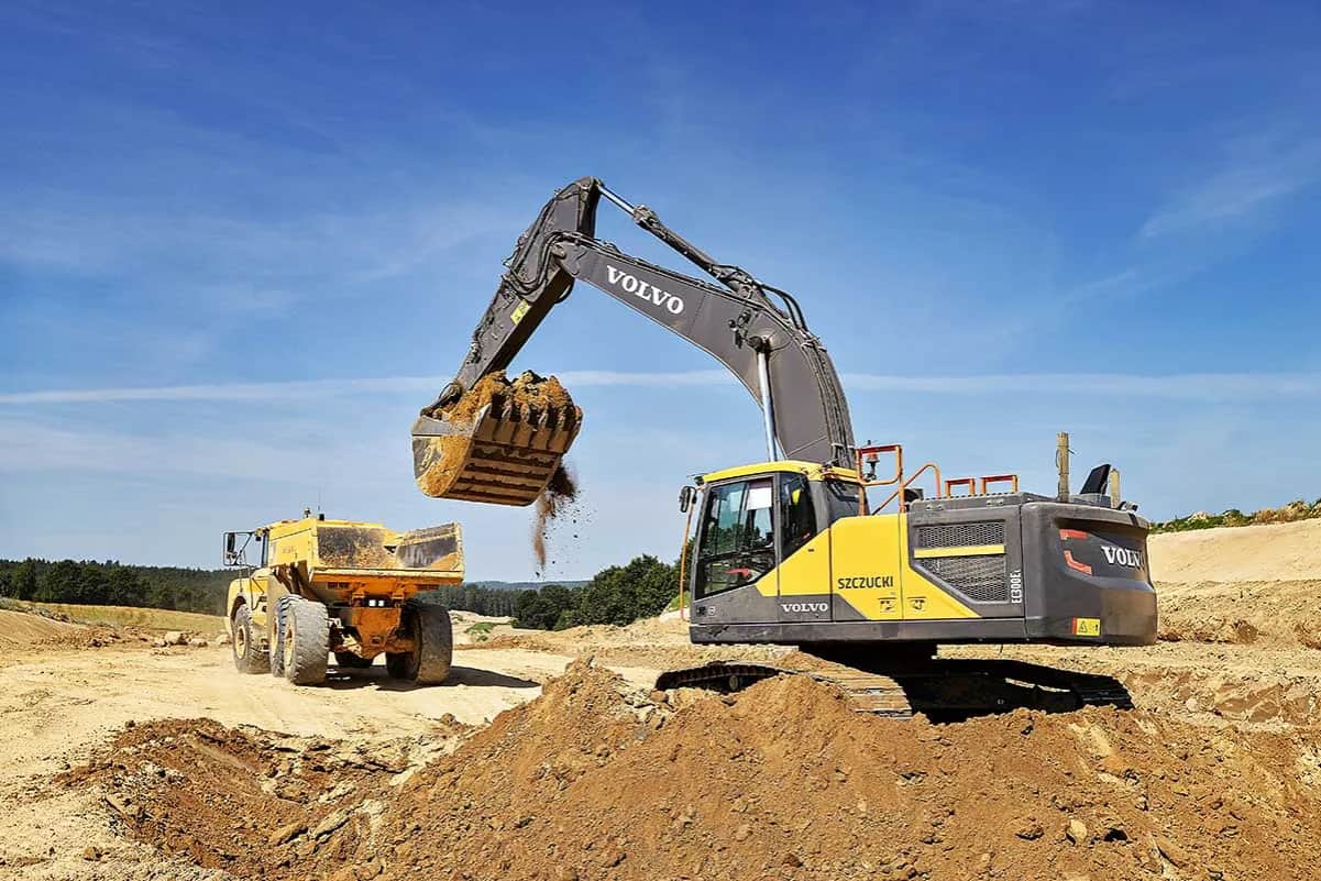 Co pod kostkę: piasek czy żwir? Wybór, który ma znaczenie