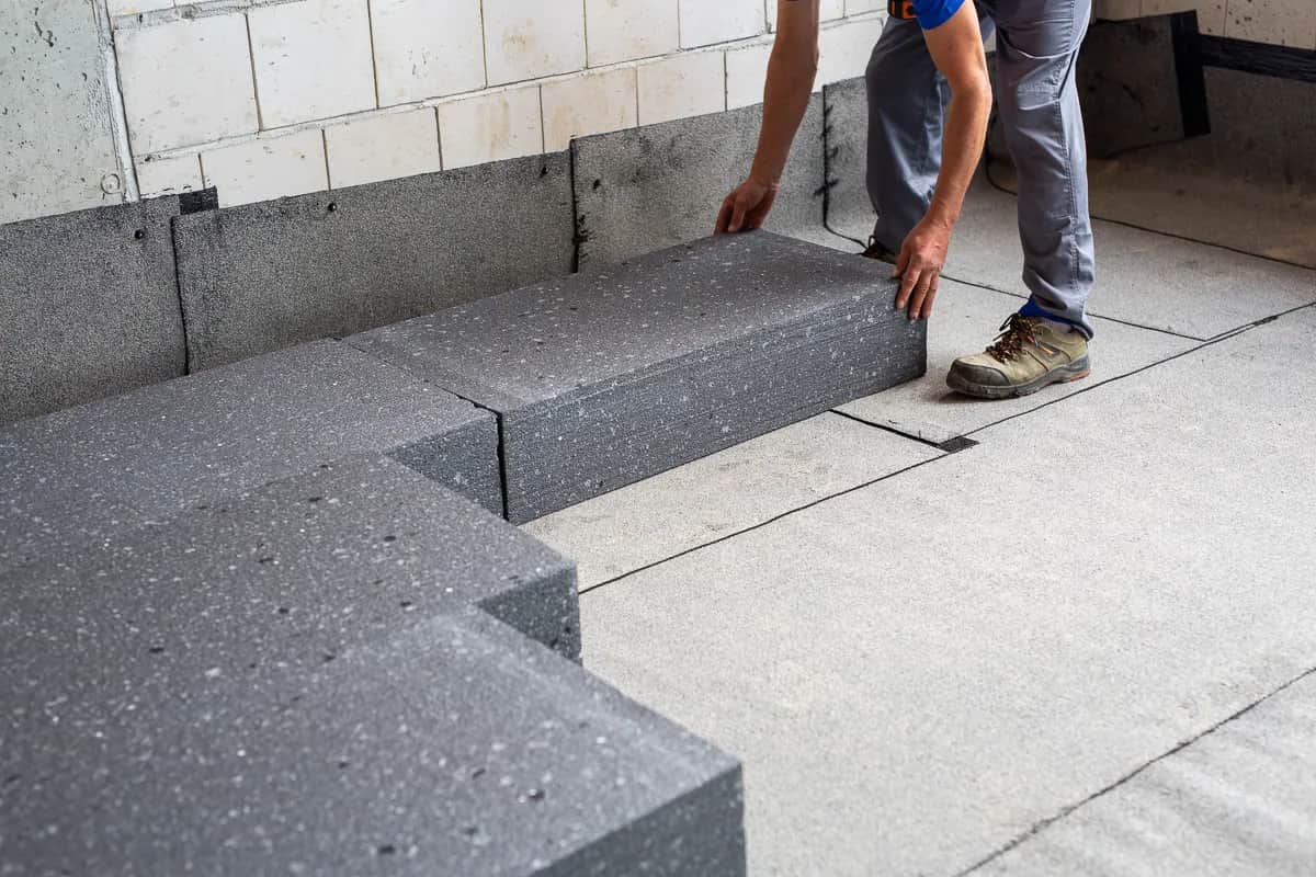 Czy dawać styropian pod wylewkę w garażu? Odkryj kluczowe zalety