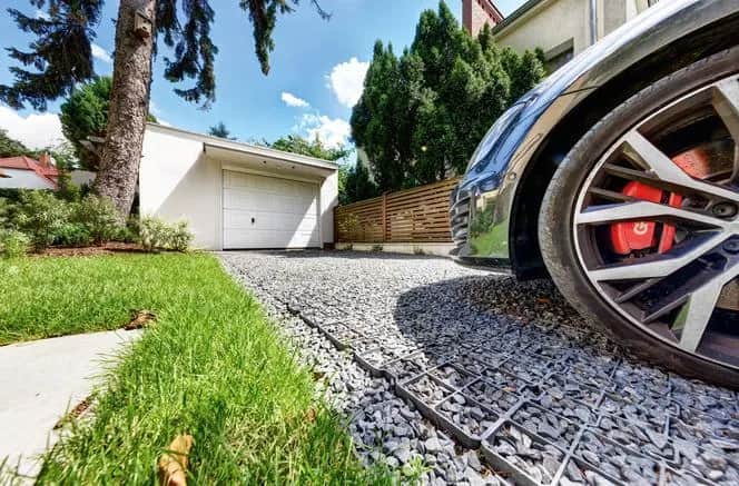 Jak zrobić podjazd ze żwiru: unikaj najczęstszych błędów i oszczędzaj