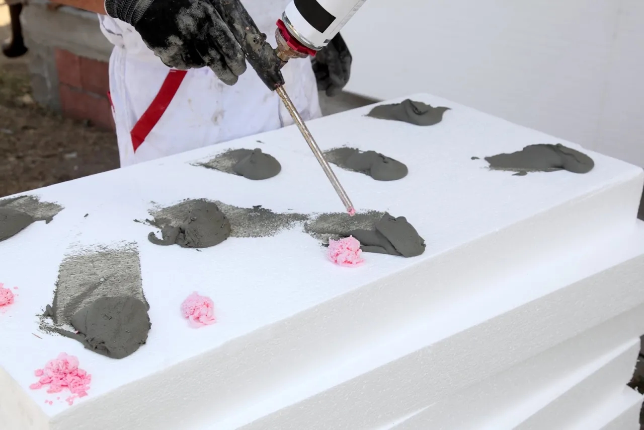 Na co kleić styropian? Najlepsze kleje i sprawdzone metody aplikacji