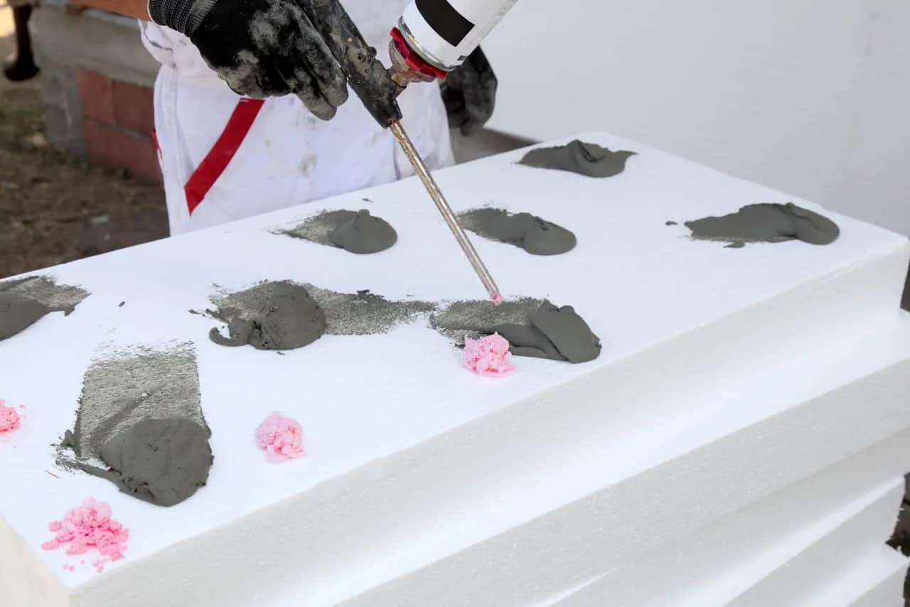 Na co kleić styropian? Najlepsze kleje i sprawdzone metody aplikacji