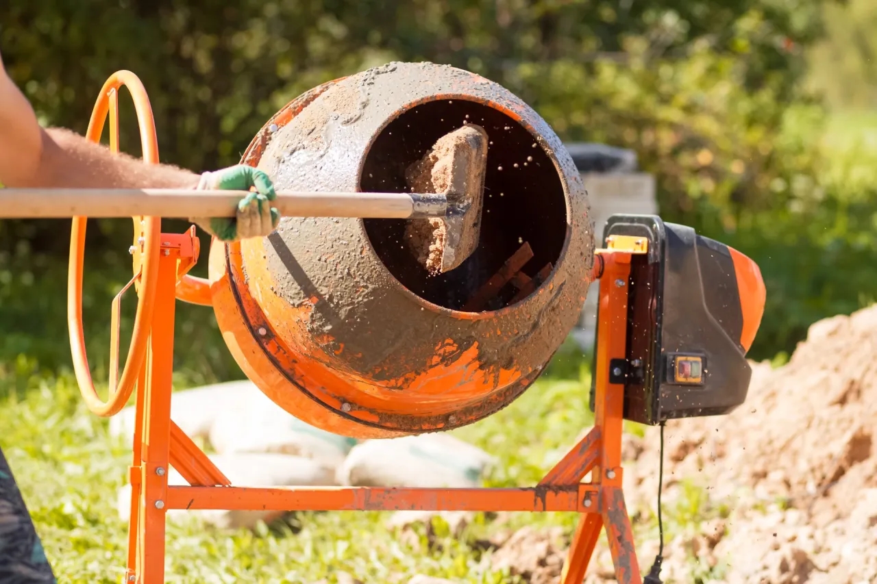 Ile łopat żwiru na 25 kg cementu? Oto idealne proporcje do betonu