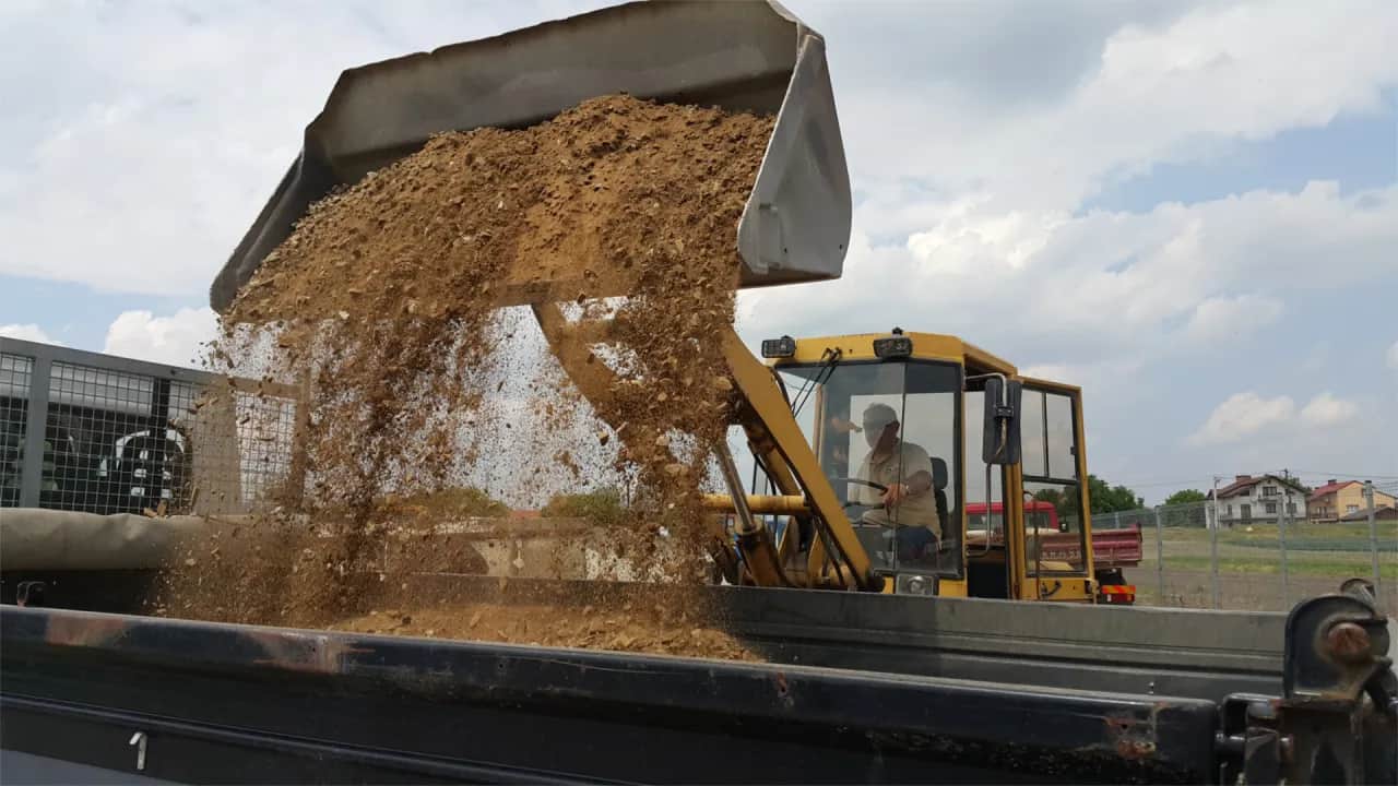 Ile waży m3 żwiru 2-8? Odkryj, jak obliczyć koszty materiałów